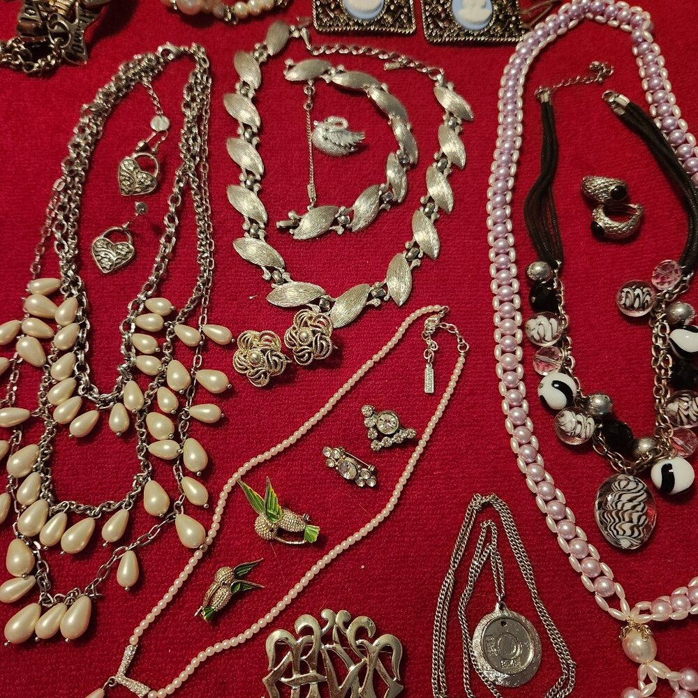 Lot of full 2Lb Vintage Jewelry (from 50s to 90s) CORO,NAPIER,GERRIS, MONET, JC.